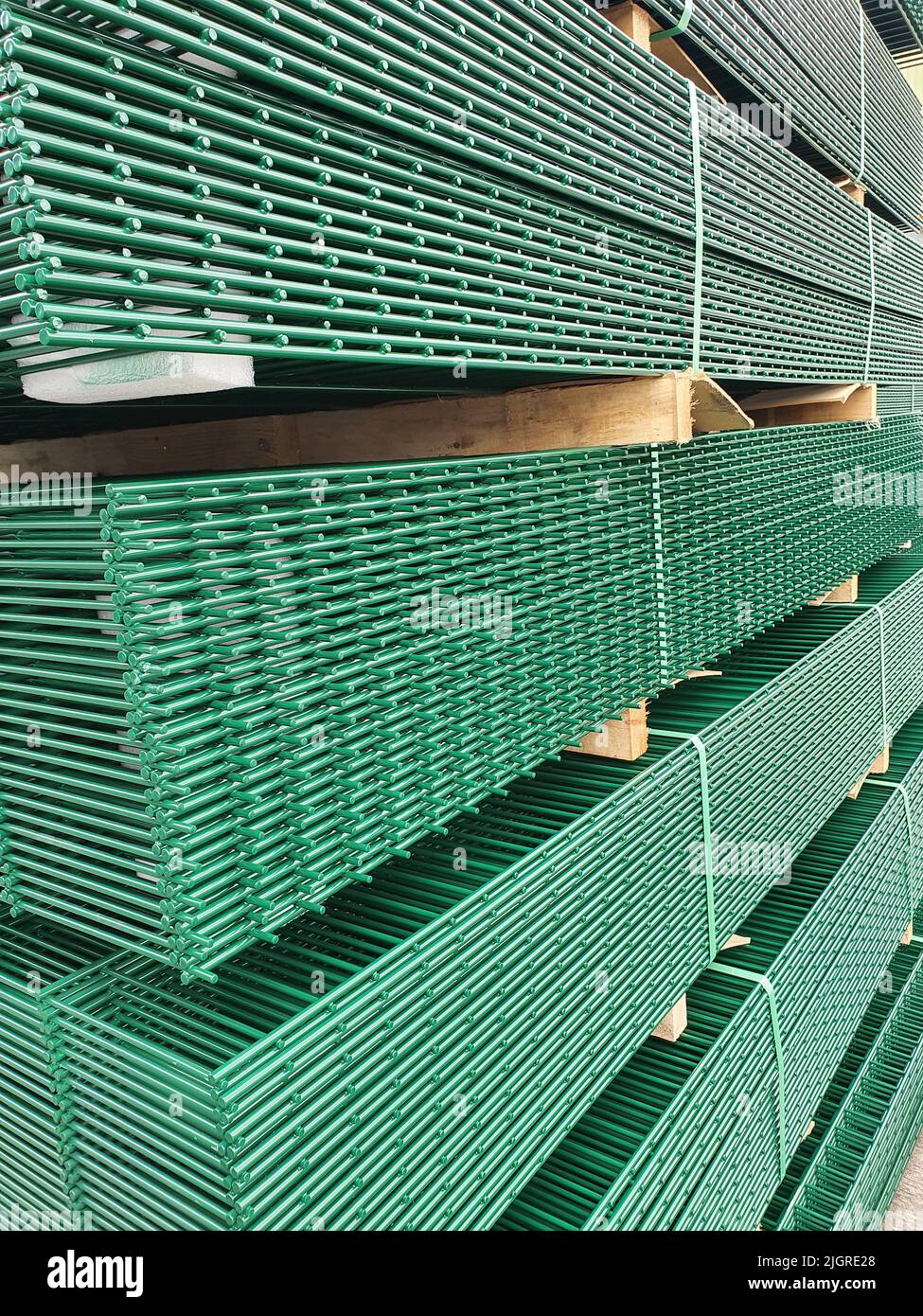 Une pile de treillis soudé à deux fils, poudrés de vert Banque D'Images