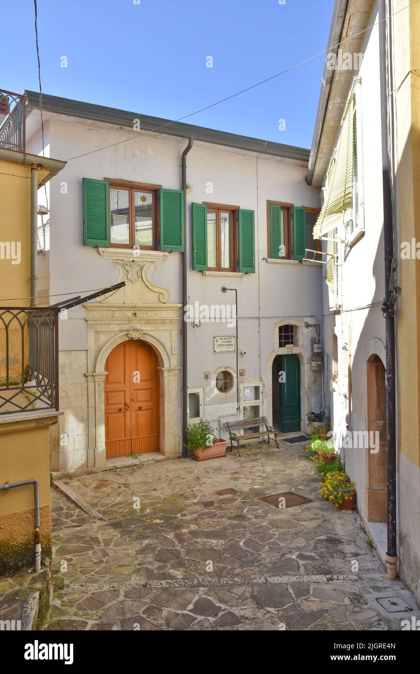 Une rue parmi les maisons anciennes de Paternopoli, un village dans la province d'Avellino, Italie Banque D'Images