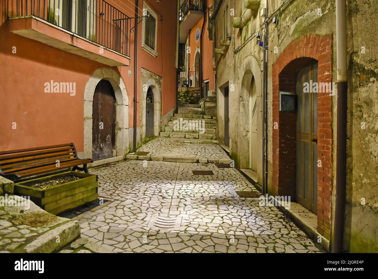 Une petite rue de Guardia Sanframondi, un village de la province de Benevento en Italie Banque D'Images