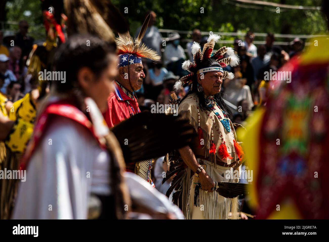 Kahnawake, Canada. 10th juillet 2022. Les participants au pow-wow attendent leur tour dans l'arène pendant le festival. Les échos annuels 30th d'un pow-wow de la nation fière ont amené des milliers de personnes de toute l'Amérique du Nord à célébrer la culture et les traditions des Autochtones dans la réserve mohawk de Kahnawake. Après un hiatus de deux ans, le plus grand pow-wow du Québec a offert un temps pour se rencontrer, danser, chanter, visiter et célébrer avec des amis et la famille. Crédit : SOPA Images Limited/Alamy Live News Banque D'Images