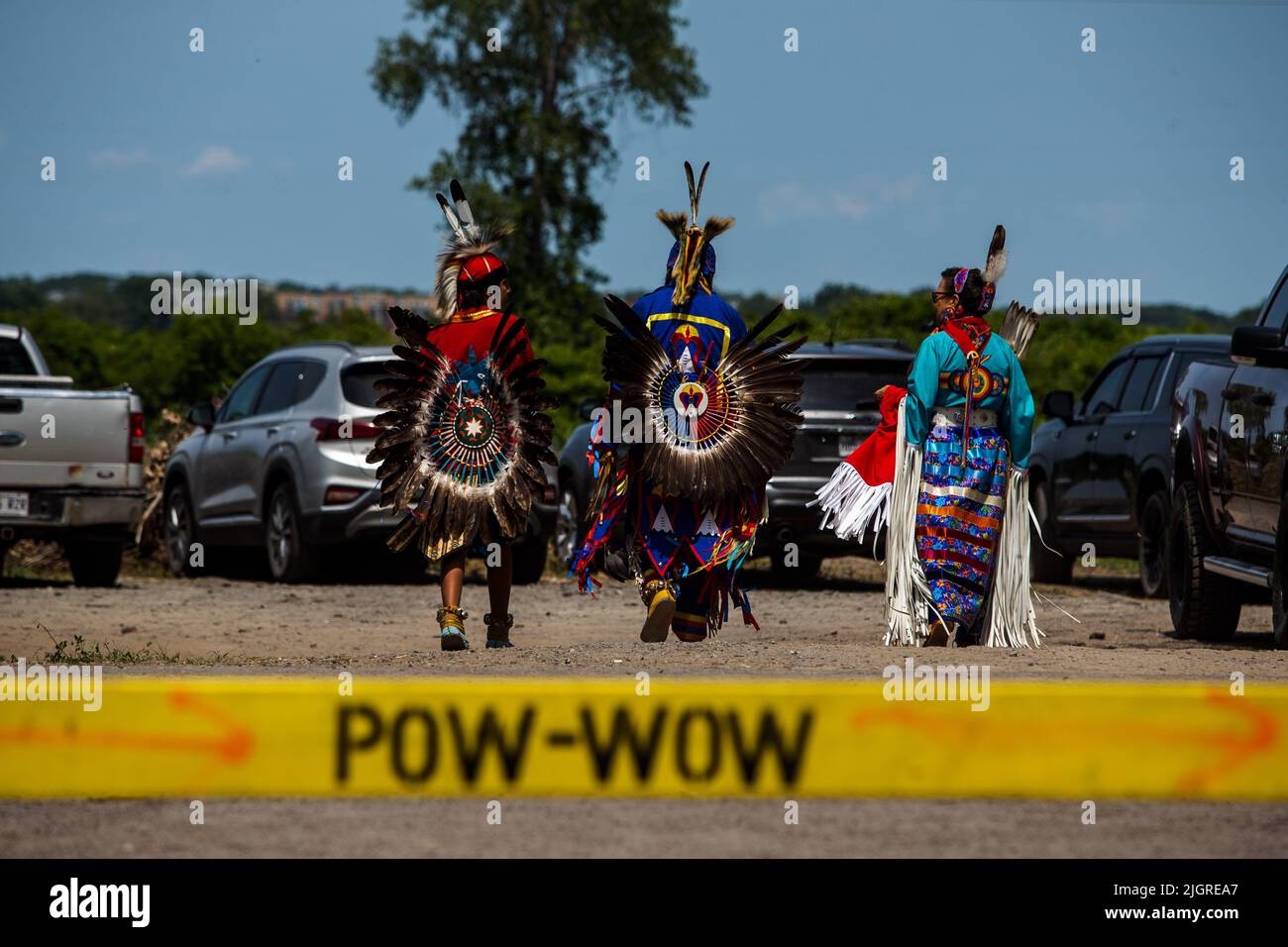 Kahnawake, Canada. 10th juillet 2022. Trois cowow participants prenant une pause entre les performances. Les échos annuels 30th d'un pow-wow de la nation fière ont amené des milliers de personnes de toute l'Amérique du Nord à célébrer la culture et les traditions des Autochtones dans la réserve mohawk de Kahnawake. Après un hiatus de deux ans, le plus grand pow-wow du Québec a offert un temps pour se rencontrer, danser, chanter, visiter et célébrer avec des amis et la famille. Crédit : SOPA Images Limited/Alamy Live News Banque D'Images