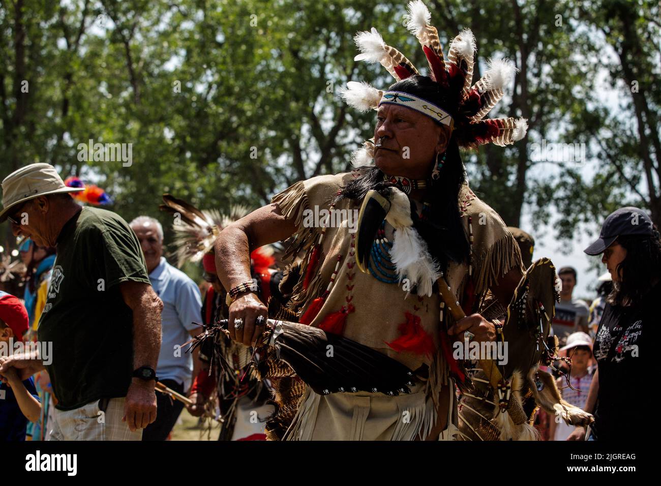 Kahnawake, Canada. 10th juillet 2022. Les danseurs traditionnels Pow-wow ouvrent l'arène aux spectateurs pendant le festival. Les échos annuels 30th d'un pow-wow de la nation fière ont amené des milliers de personnes de toute l'Amérique du Nord à célébrer la culture et les traditions des Autochtones dans la réserve mohawk de Kahnawake. Après un hiatus de deux ans, le plus grand pow-wow du Québec a offert un temps pour se rencontrer, danser, chanter, visiter et célébrer avec des amis et la famille. Crédit : SOPA Images Limited/Alamy Live News Banque D'Images