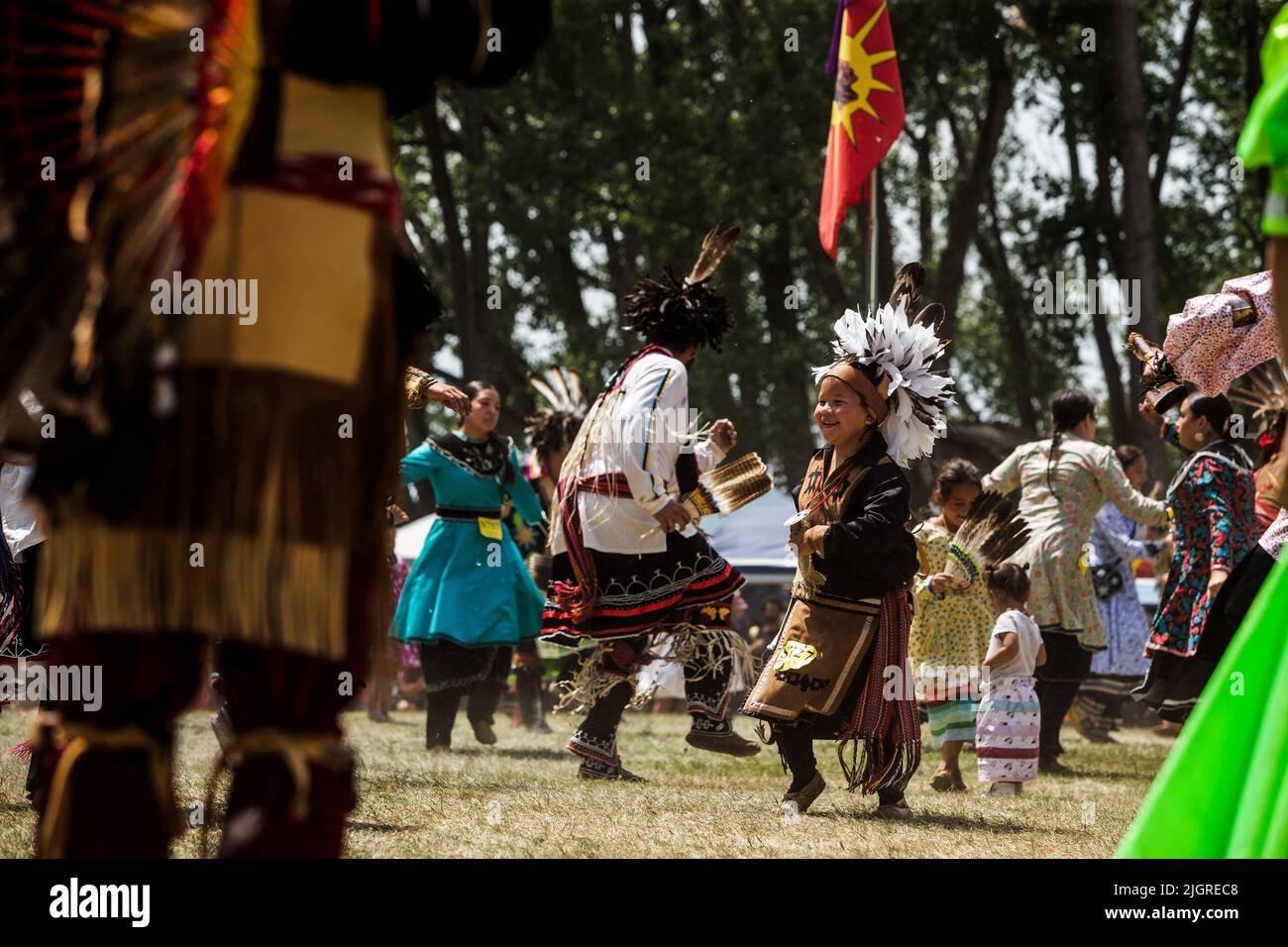 Kahnawake, Canada. 10th juillet 2022. Les enfants qui se font entendre dans l'arène pendant le festival. Les échos annuels 30th d'un pow-wow de la nation fière ont amené des milliers de personnes de toute l'Amérique du Nord à célébrer la culture et les traditions des Autochtones dans la réserve mohawk de Kahnawake. Après un hiatus de deux ans, le plus grand pow-wow du Québec a offert un temps pour se rencontrer, danser, chanter, visiter et célébrer avec des amis et la famille. Crédit : SOPA Images Limited/Alamy Live News Banque D'Images