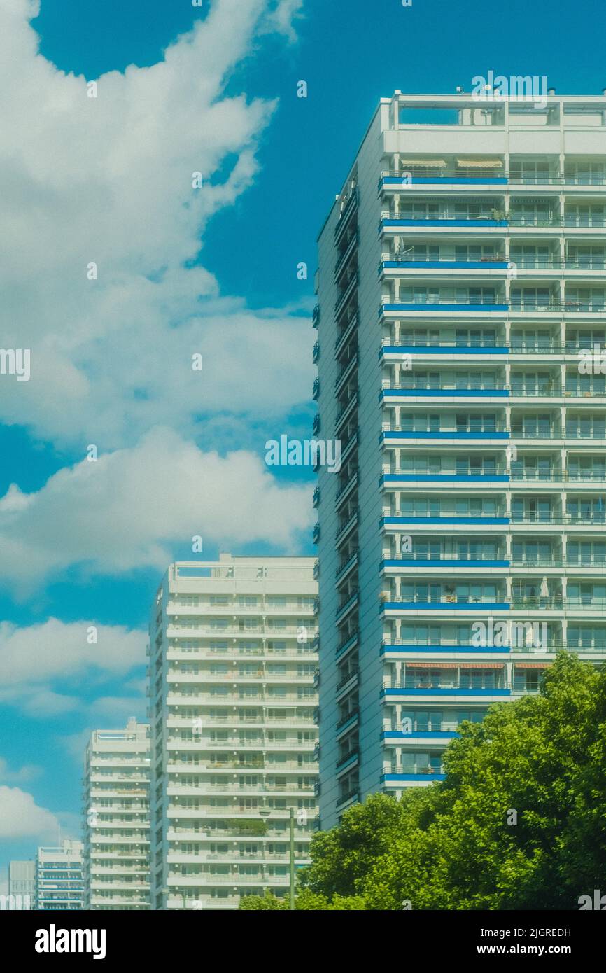 Une photo verticale des bâtiments résidentiels de plusieurs étages Banque D'Images