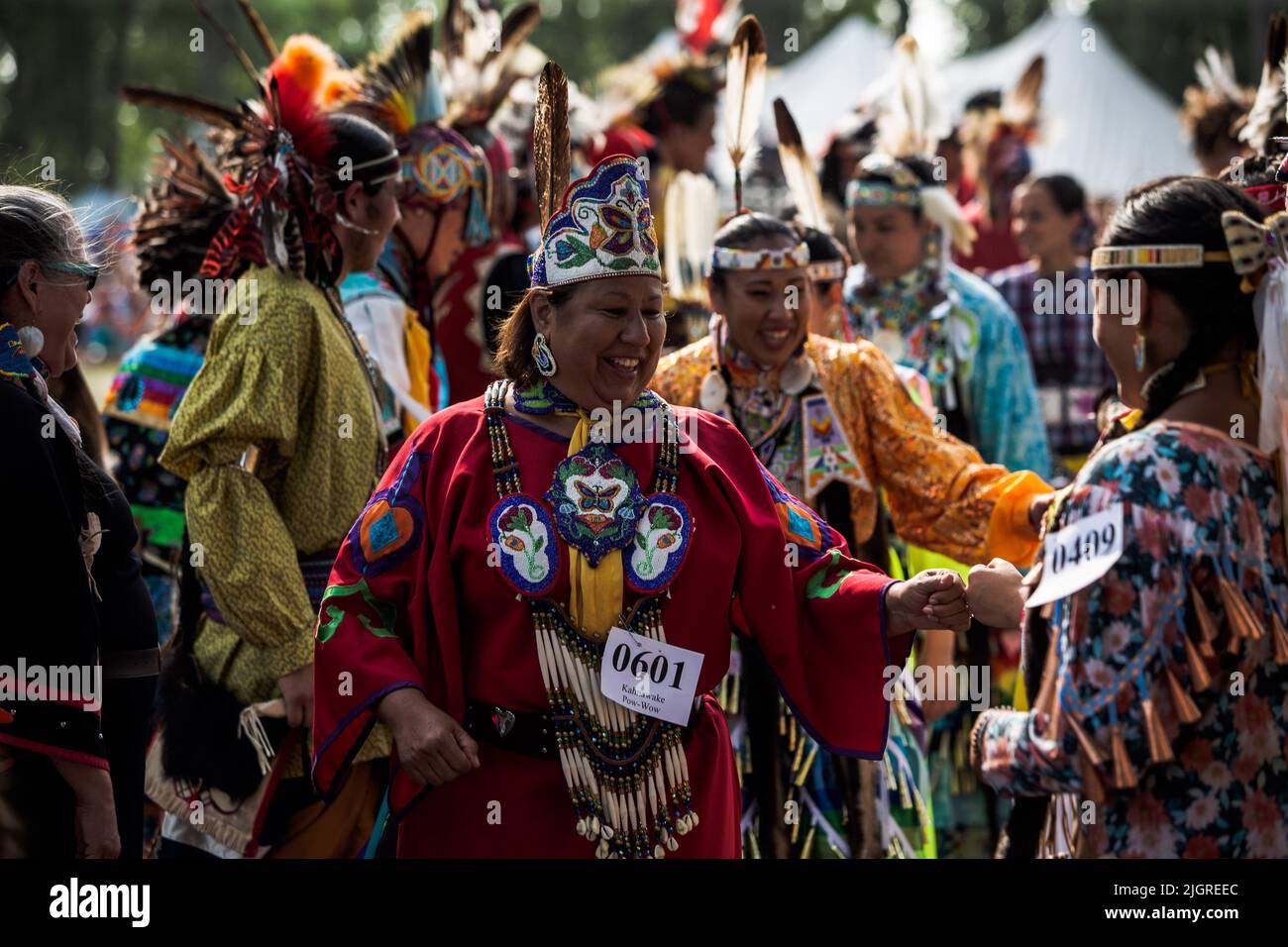 Kahnawake, Canada. 10th juillet 2022. Pow-wow les participants se félicitent mutuellement après la présentation. Les échos annuels 30th d'un pow-wow de la nation fière ont amené des milliers de personnes de toute l'Amérique du Nord à célébrer la culture et les traditions des Autochtones dans la réserve mohawk de Kahnawake. Après un hiatus de deux ans, le plus grand pow-wow du Québec a offert un temps pour se rencontrer, danser, chanter, visiter et célébrer avec des amis et la famille. Crédit : SOPA Images Limited/Alamy Live News Banque D'Images