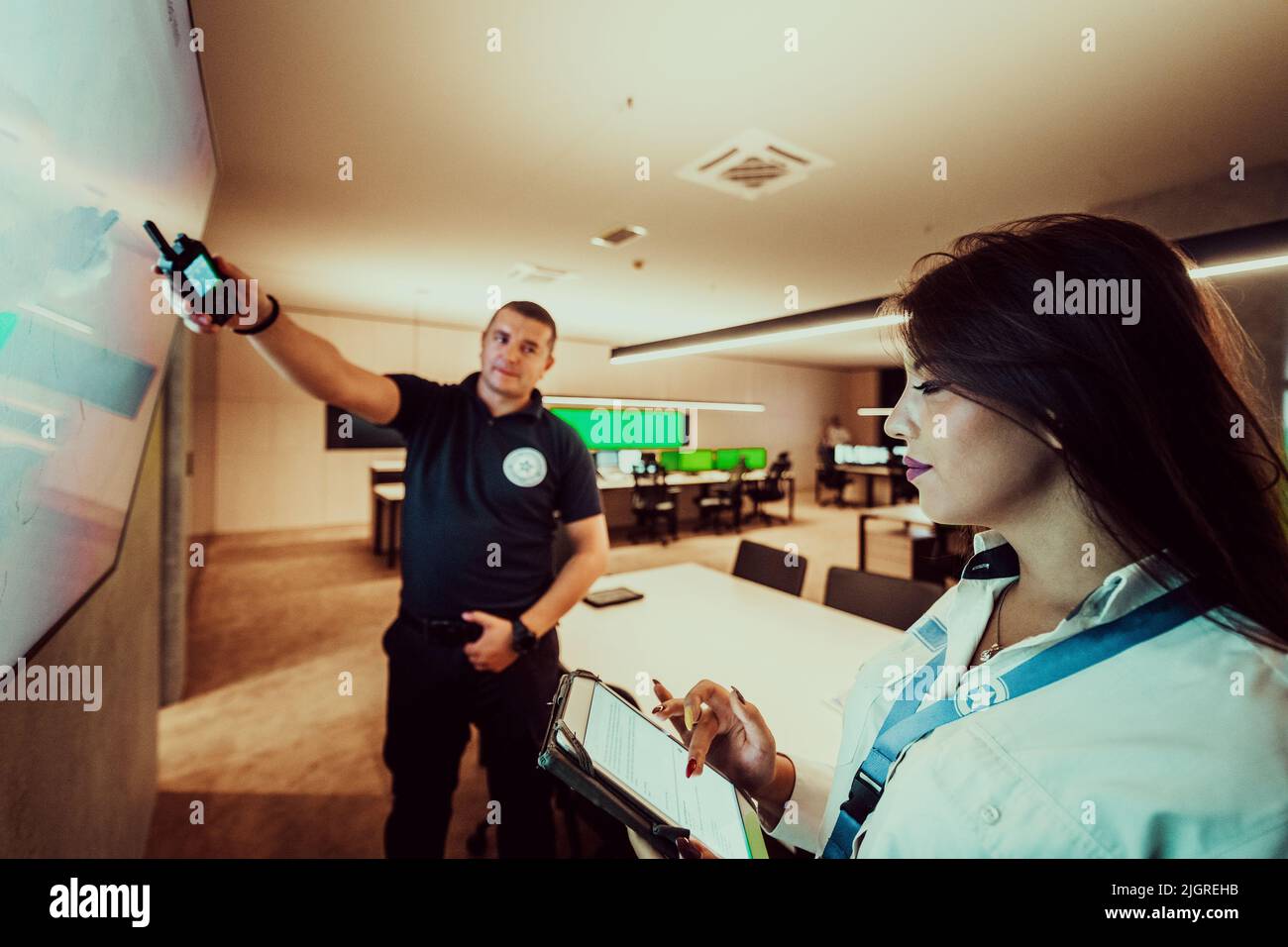 Groupe d'opérateurs de centre de données de sécurité travaillant dans une salle de surveillance CCTV regardant sur plusieurs moniteurs officiers surveillant plusieurs écrans Banque D'Images