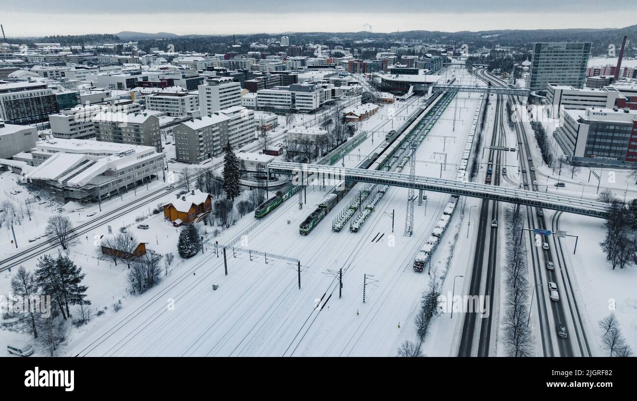 Vue aérienne de la gare de Jyvaskyla, soirée d'hiver en Finlande Banque D'Images