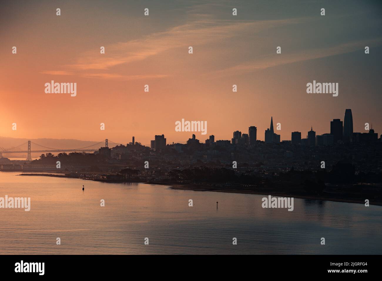 Silhouette d'horizon de San Francisco au lever du soleil prise du Golden Gate Bridge. Banque D'Images