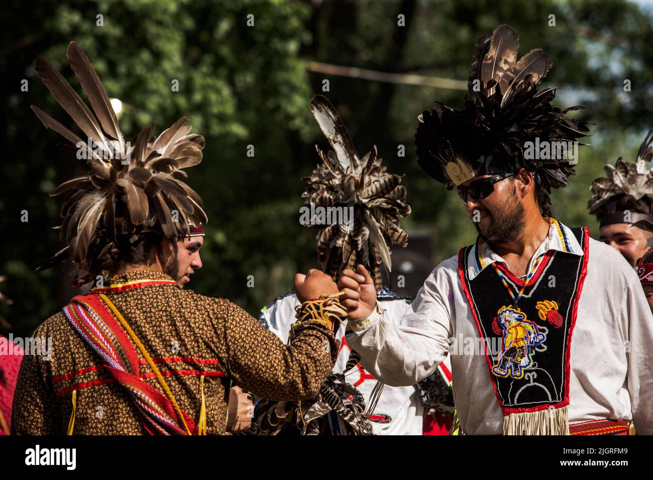 Kahnawake, Canada. 10th juillet 2022. Pow-wow les participants se félicitent mutuellement après une présentation. Les échos annuels 30th d'un pow-wow de la nation fière ont amené des milliers de personnes de toute l'Amérique du Nord à célébrer la culture et les traditions des Autochtones dans la réserve mohawk de Kahnawake. Après un hiatus de deux ans, le plus grand pow-wow du Québec a offert un temps pour se rencontrer, danser, chanter, visiter et célébrer avec des amis et la famille. (Photo de Giordanno Brumas/SOPA Images/Sipa USA) crédit: SIPA USA/Alay Live News Banque D'Images