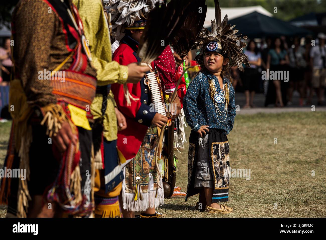 Kahnawake, Canada. 10th juillet 2022. Les participants du pow-wow attendent le verdict du juge pendant le festival. Les échos annuels 30th d'un pow-wow de la nation fière ont amené des milliers de personnes de toute l'Amérique du Nord à célébrer la culture et les traditions des Autochtones dans la réserve mohawk de Kahnawake. Après un hiatus de deux ans, le plus grand pow-wow du Québec a offert un temps pour se rencontrer, danser, chanter, visiter et célébrer avec des amis et la famille. (Photo de Giordanno Brumas/SOPA Images/Sipa USA) crédit: SIPA USA/Alay Live News Banque D'Images