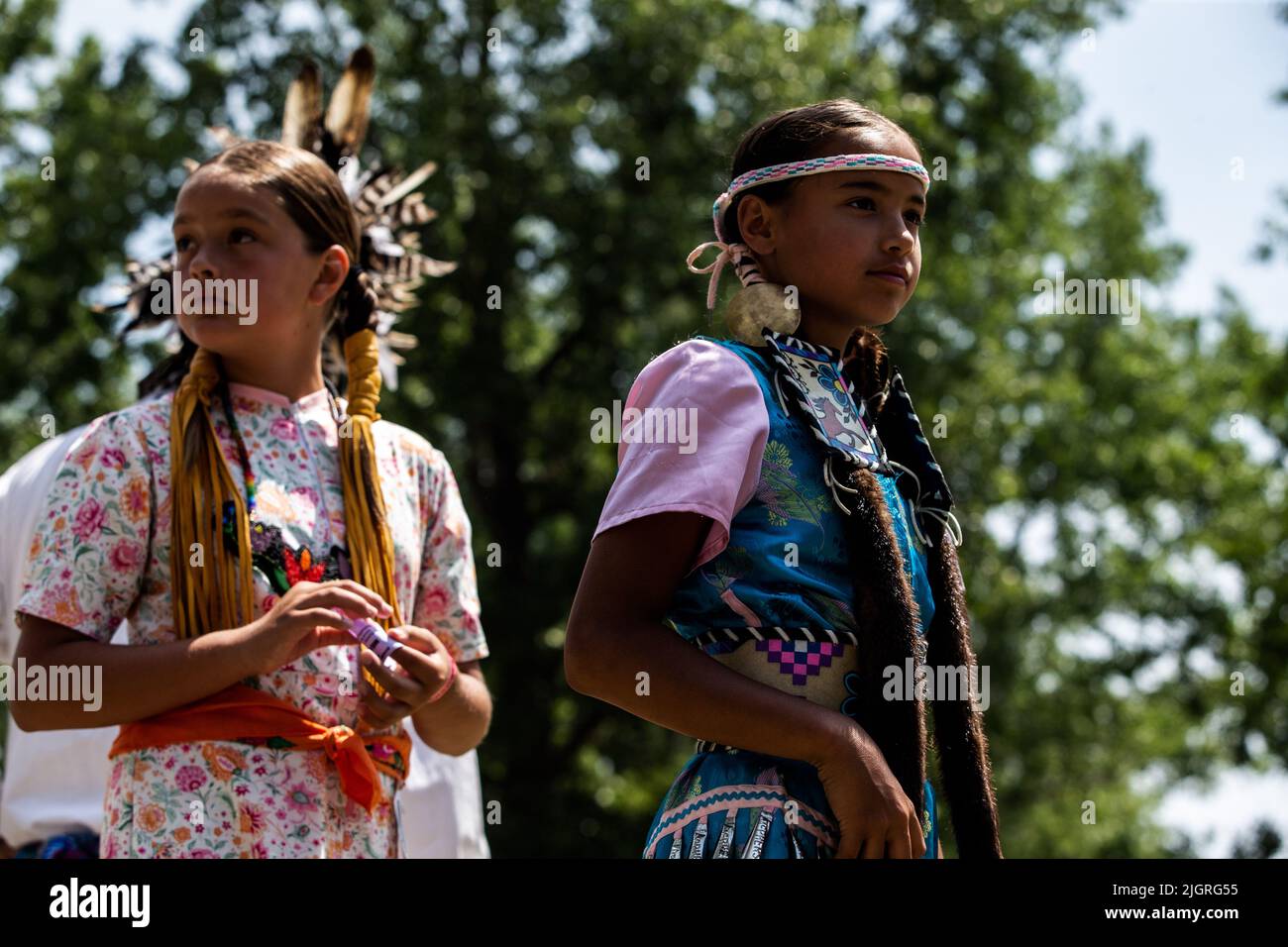 Kahnawake, Canada. 10th juillet 2022. Les enfants attendent leur tour dans l'arène pendant le festival. Les échos annuels 30th d'un pow-wow de la nation fière ont amené des milliers de personnes de toute l'Amérique du Nord à célébrer la culture et les traditions des Autochtones dans la réserve mohawk de Kahnawake. Après un hiatus de deux ans, le plus grand pow-wow du Québec a offert un temps pour se rencontrer, danser, chanter, visiter et célébrer avec des amis et la famille. (Credit image: © Giordanno Brumas/SOPA Images via ZUMA Press Wire) Banque D'Images