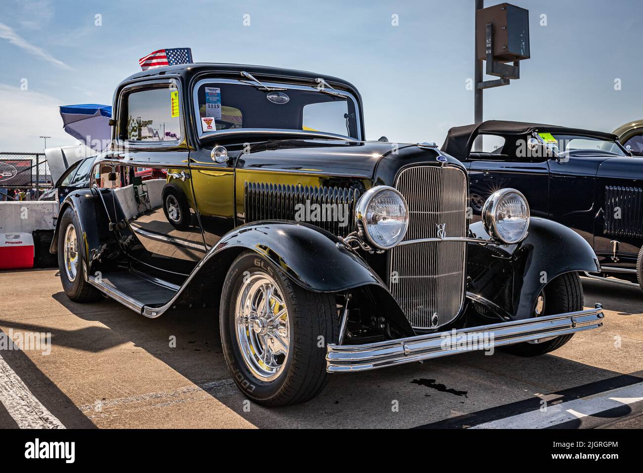 Liban, TN - 14 mai 2022 : vue d'angle avant à faible perspective d'un coupé Ford modèle B Deluxe 3 1932 avec deux fenêtres lors d'un salon de voiture local. Banque D'Images
