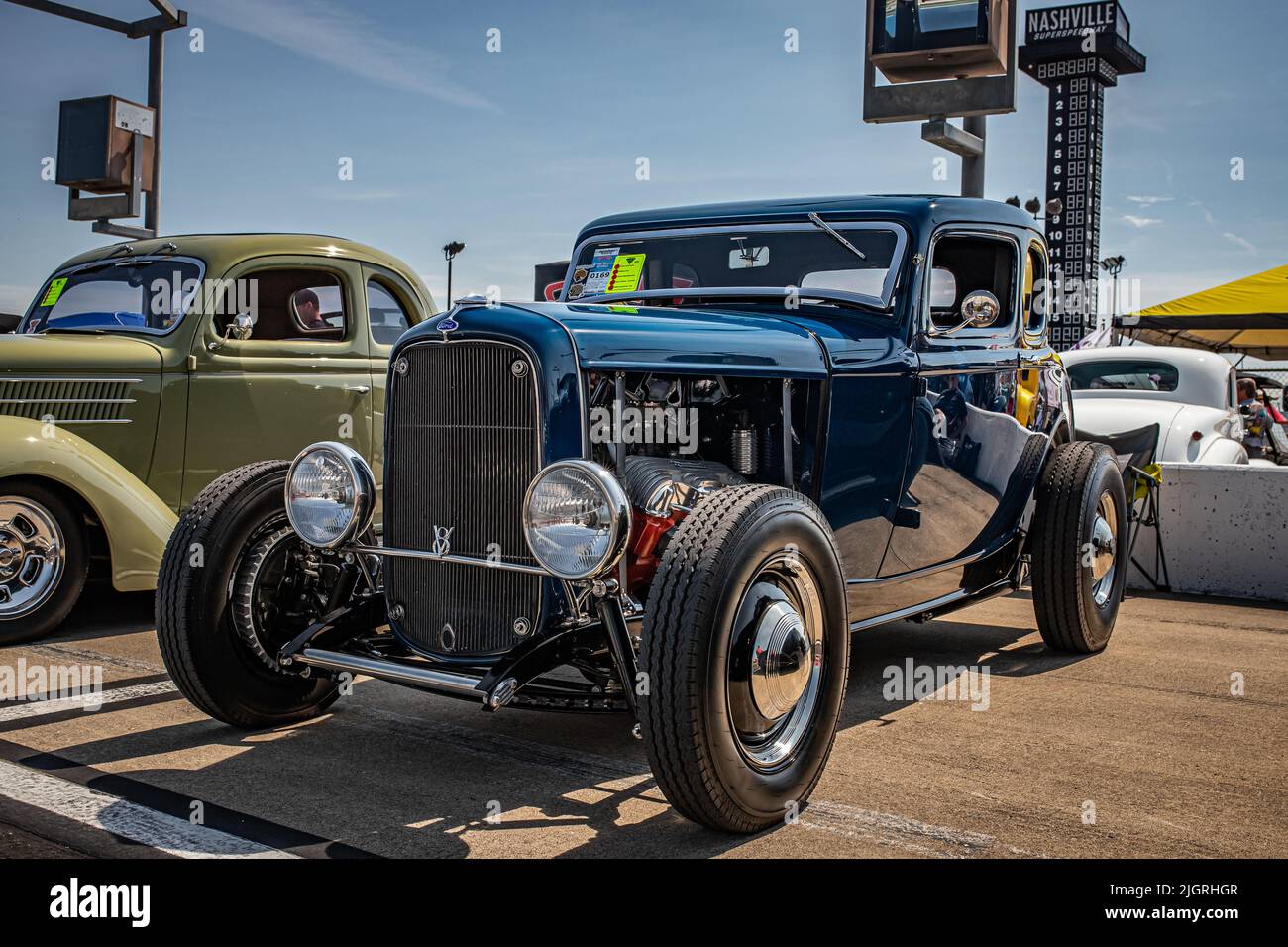 Liban, TN - 14 mai 2022 : vue d'angle avant à faible perspective d'un coupé standard Ford modèle B 1932 lors d'un salon de voiture local. Banque D'Images