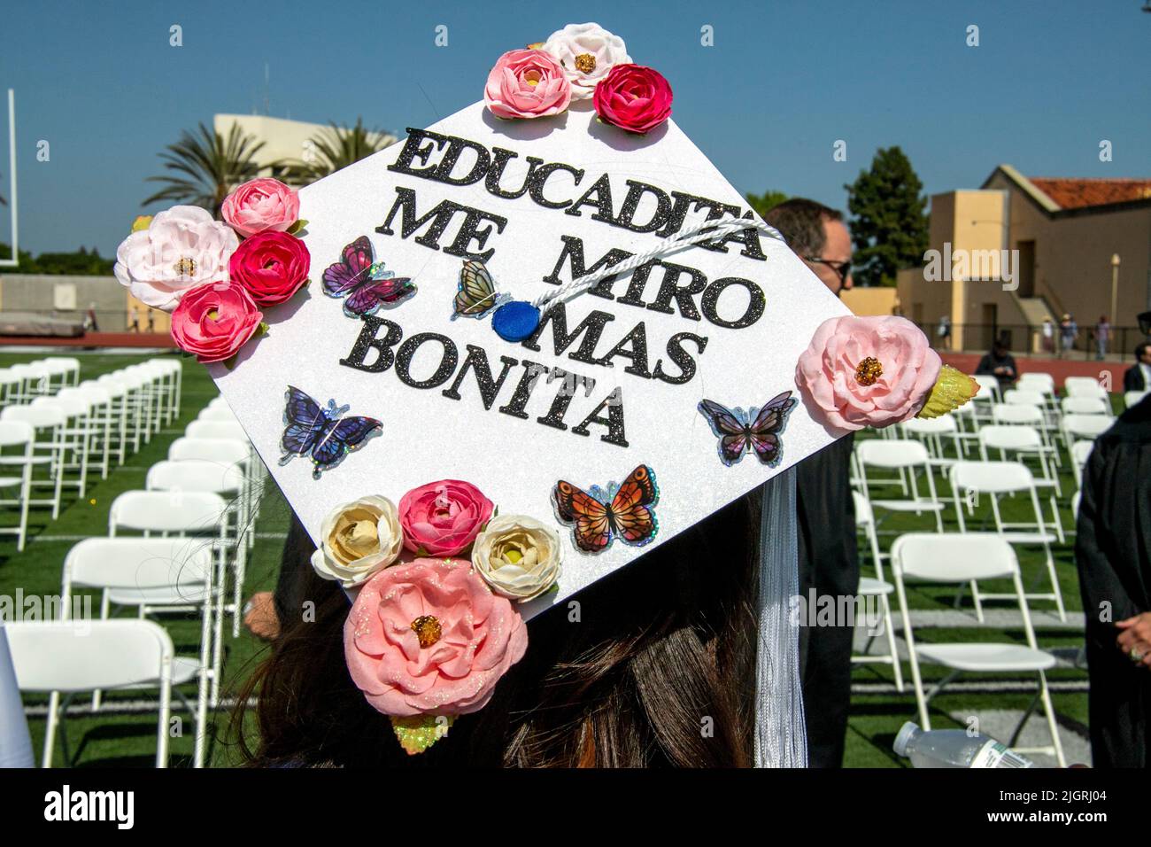 Une casquette hispanique d'un diplômé d'école secondaire à Huntington  Beach, CA, reflète la fierté de son porteur. La traduction libre: «Plus  j'ai d'éducation, plus il y en a Photo Stock - Alamy