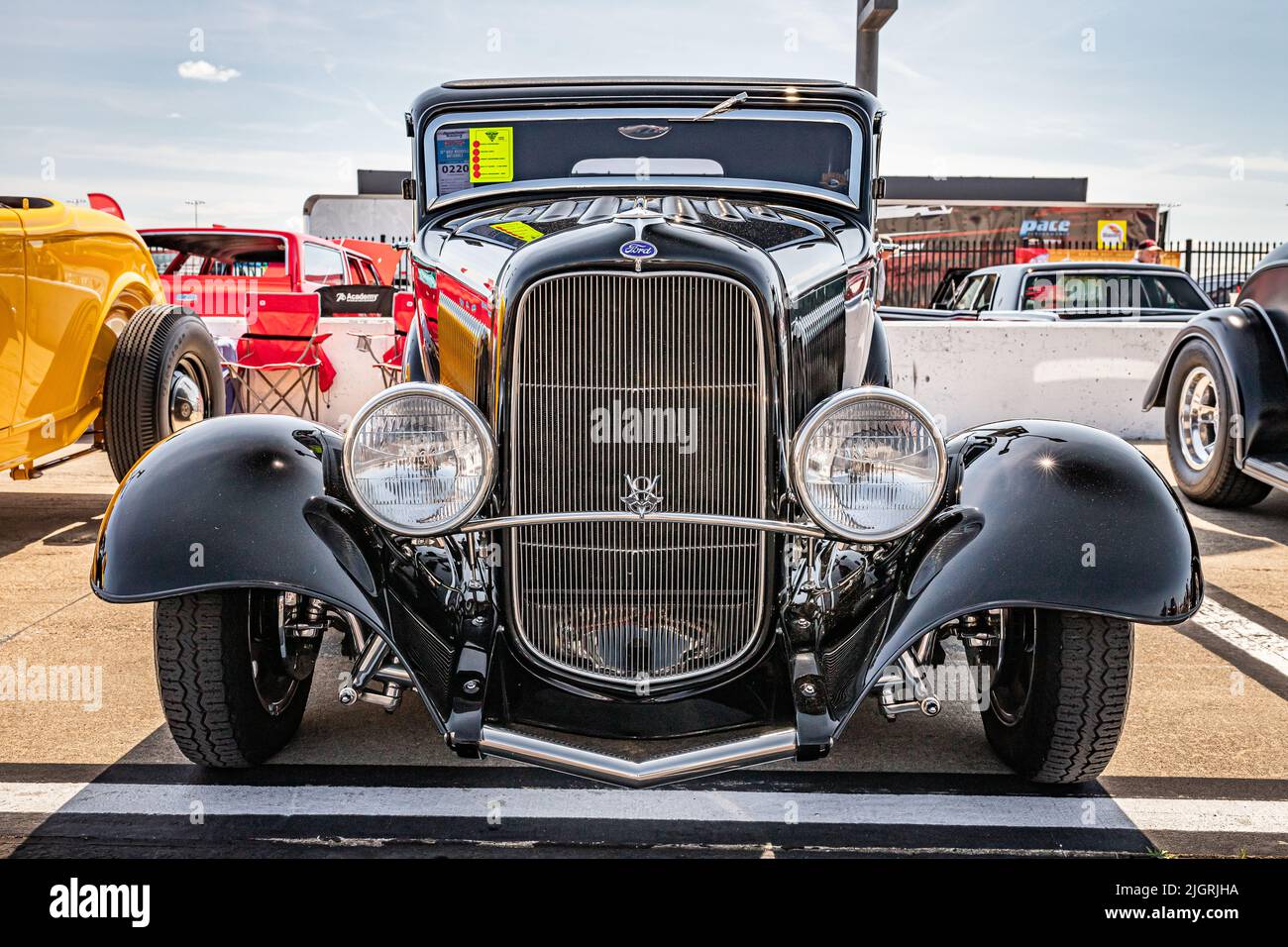 Lebanon, TN - 14 mai 2022 : vue de face basse d'une berline TUDOR Deluxe Ford Model B 1932 lors d'un salon automobile local. Banque D'Images