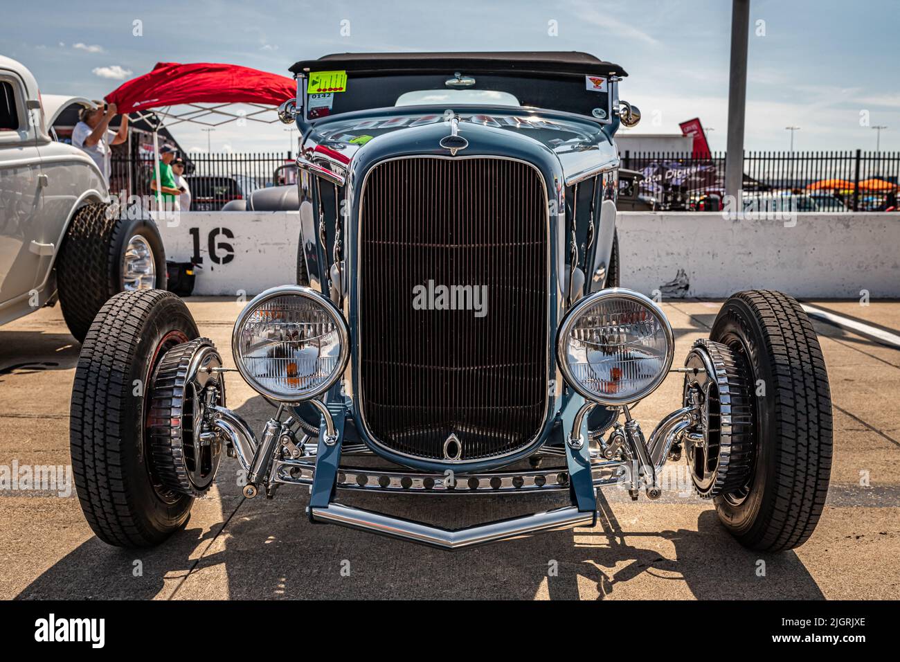 Liban, TN - 14 mai 2022 : vue de face basse d'un roadster de luxe Ford modèle B 1932 lors d'un salon de voiture local. Banque D'Images