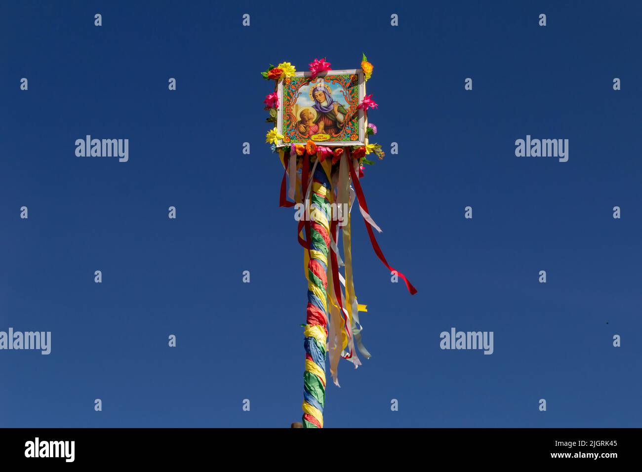 Anápolis, Goiás, Brésil – 10 juillet 2022 : mât de la fête de juin. Mât avec Saint John. Mastro com bandeira de São João ou Festas Juninas. Banque D'Images