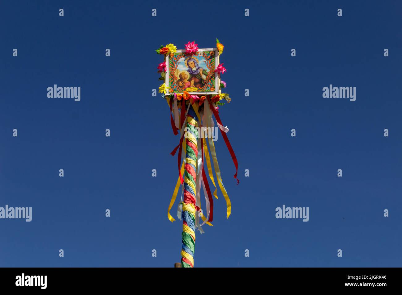 Anápolis, Goiás, Brésil – 10 juillet 2022 : mât de la fête de juin. Mât avec Saint John. Mastro com bandeira de São João ou Festas Juninas. Banque D'Images