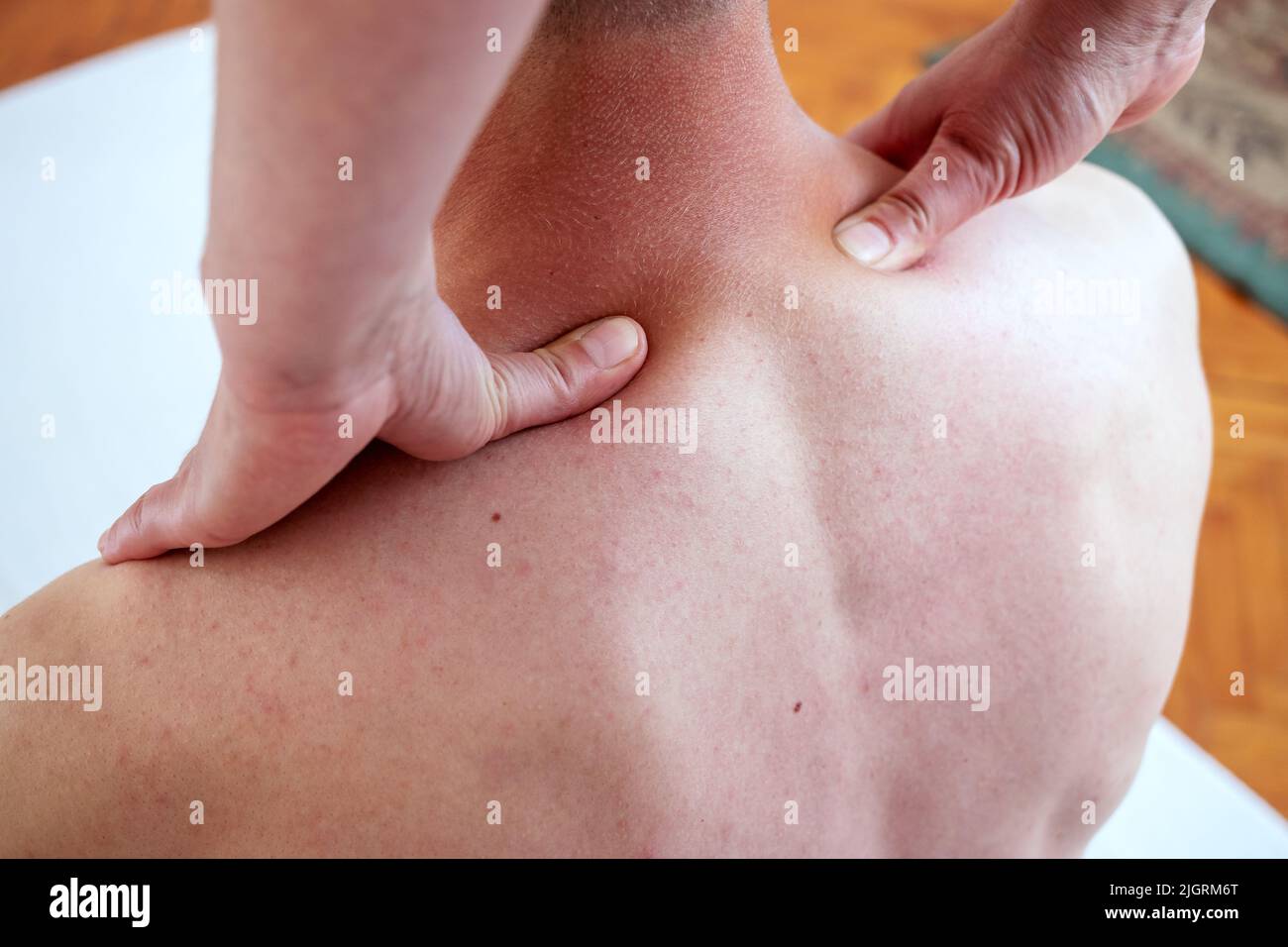 Thérapeute professionnel offrant un massage traditionnel thaïlandais relaxant du dos. Technique de massage des tissus profonds, acupression avec les pouces. Banque D'Images