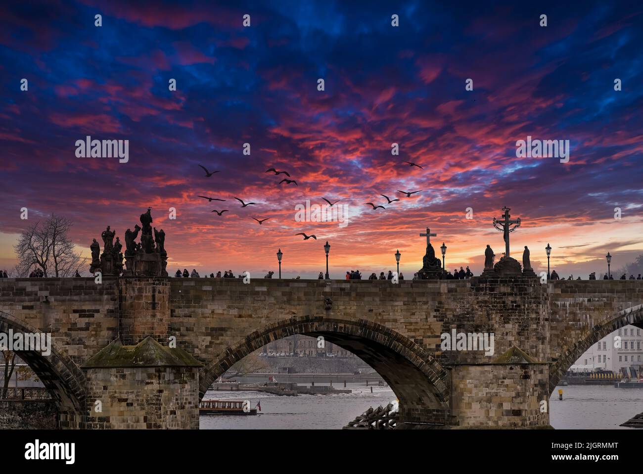 Le pont Charles de Prague en République tchèque avec un ciel sombre et spectaculaire en arrière-plan en fin d'après-midi haute résolution belle image. Banque D'Images