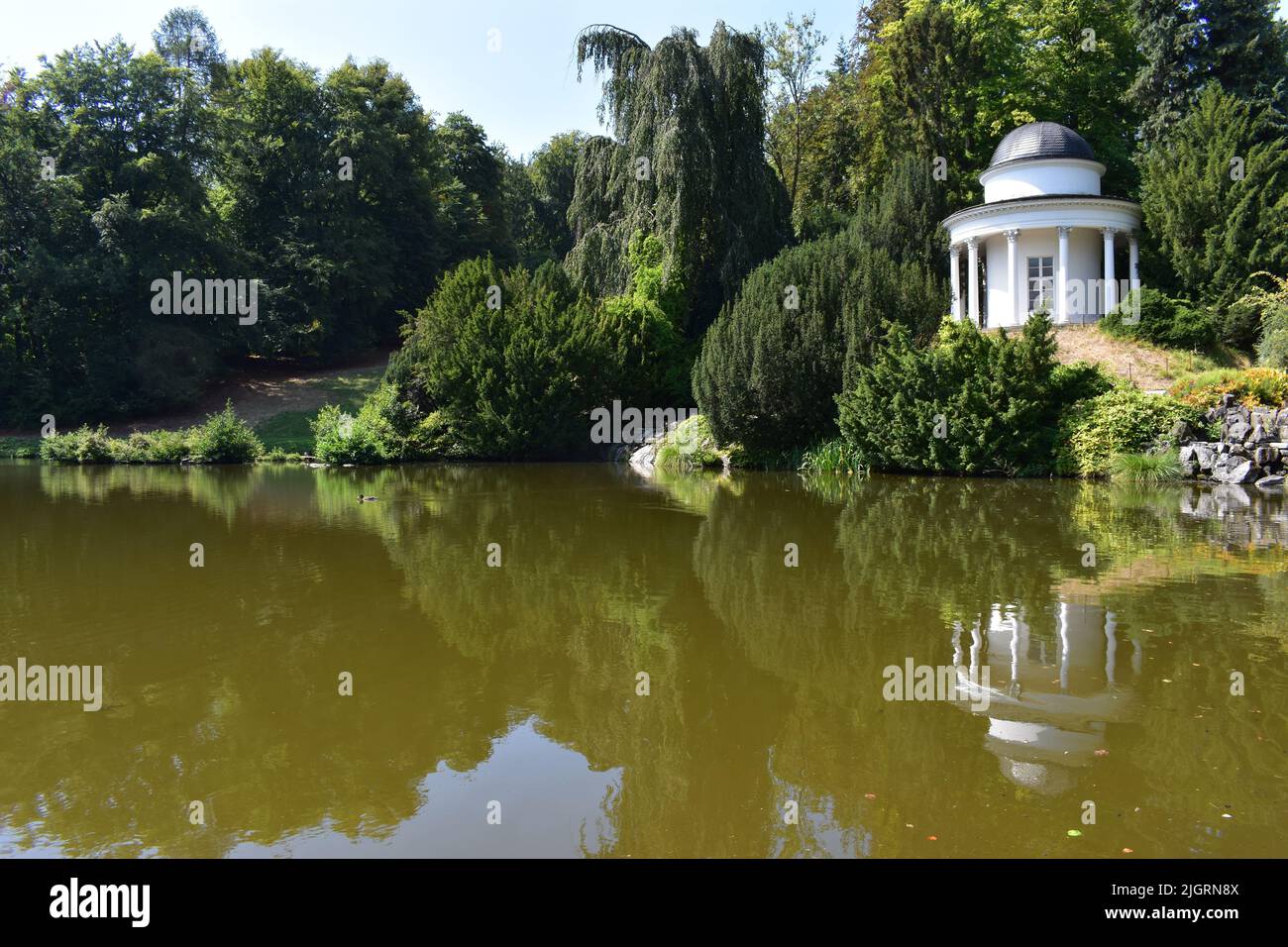 Une vue panoramique sur le célèbre temple de Jussow au Bergpark Wilhelmshoehe à Kassel, le jour d'été ensoleillé Banque D'Images