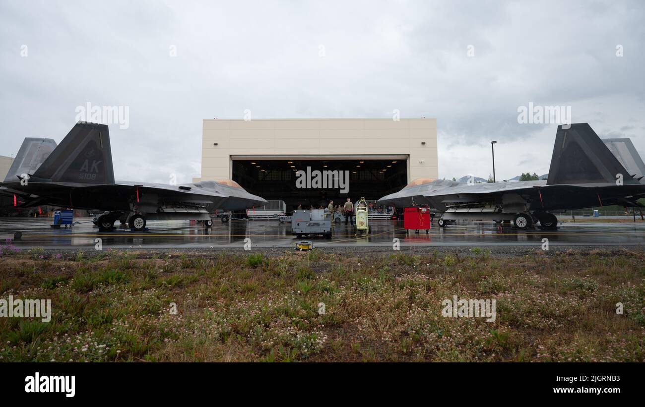 Les aviateurs américains affectés aux unités d'entretien des aéronefs de 525th et 90th participent à la compétition de chargement de la 3rd Escadre à la base conjointe Elmendorf-Richardson, Alaska, 7 juillet 2022. Le concours de chargement a lieu tous les trimestres et les participants sont évalués en fonction de la qualité et de la rapidité de leur travail. (É.-U. Photo de la Force aérienne par Airman 1st classe Andrew Britten) Banque D'Images