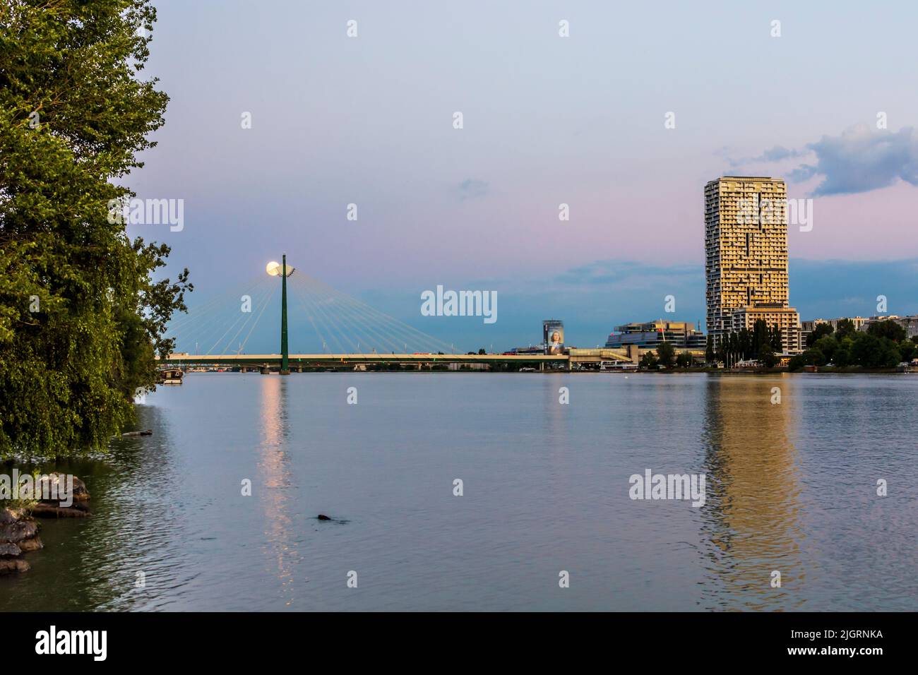 Wien, Vienne: rivière Donau (Danube), tour de la Marina, pont de métro Donaustadtbrücke, pleine lune, vue de l'île de Donauinsel, nage avec le castor Banque D'Images