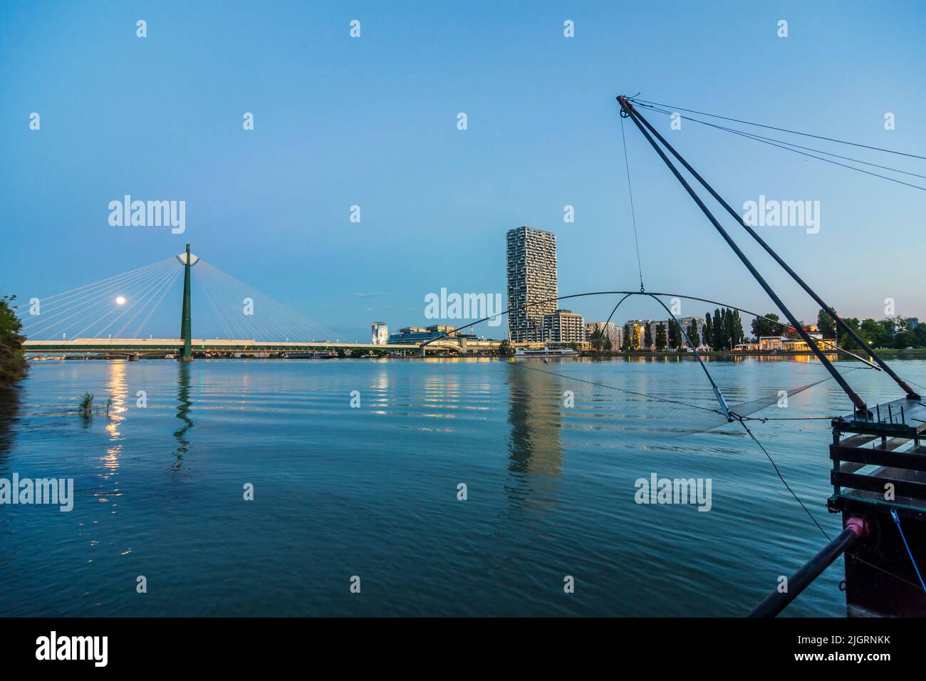Wien, Vienne: rivière Donau (Danube), bateau Daubel avec filet de pêche, tour de la Marina, pont de métro Donaustadtbrücke, pleine lune, vue de Banque D'Images
