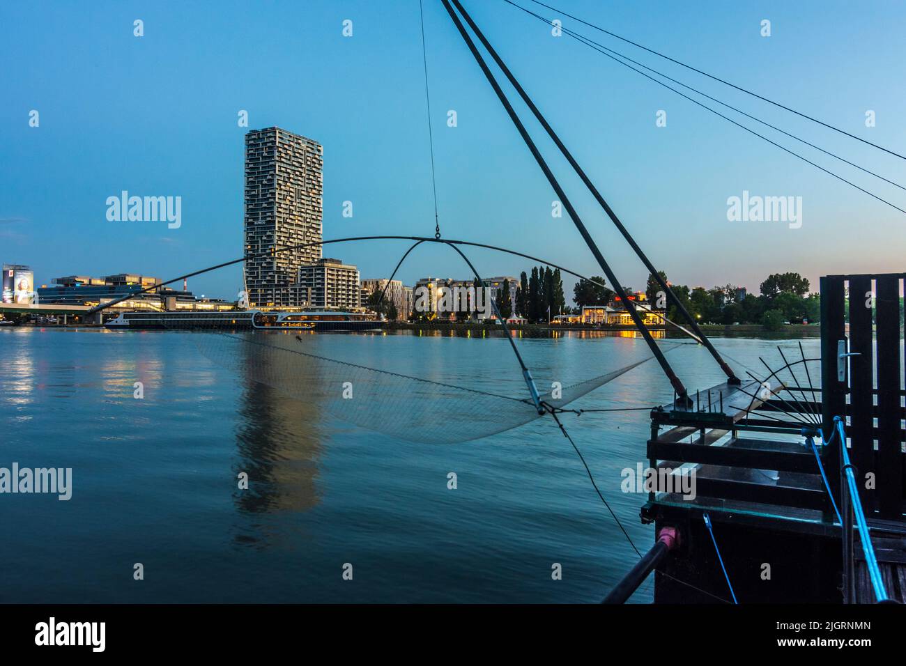 Wien, Vienne: rivière Donau (Danube), bateau Daubel avec filet de pêche, bateau de croisière, tour de la Marina, pont de métro Donaustadtbrücke en 02. L Banque D'Images