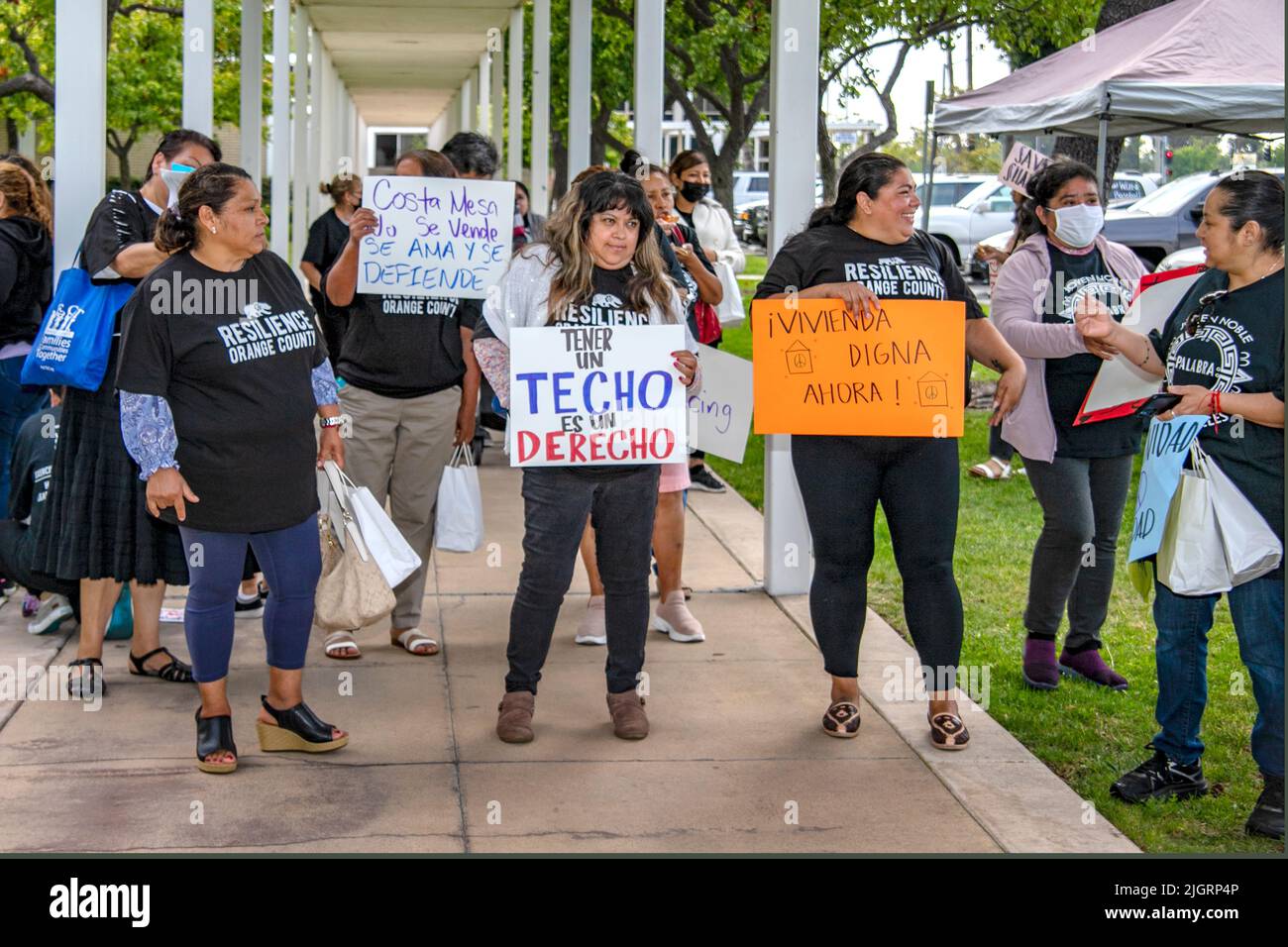 Un groupe majoritairement hispanique de manifestants porte des panneaux appelant au contrôle des loyers à une réunion du conseil municipal de Costa Mesa, en Californie. Banque D'Images