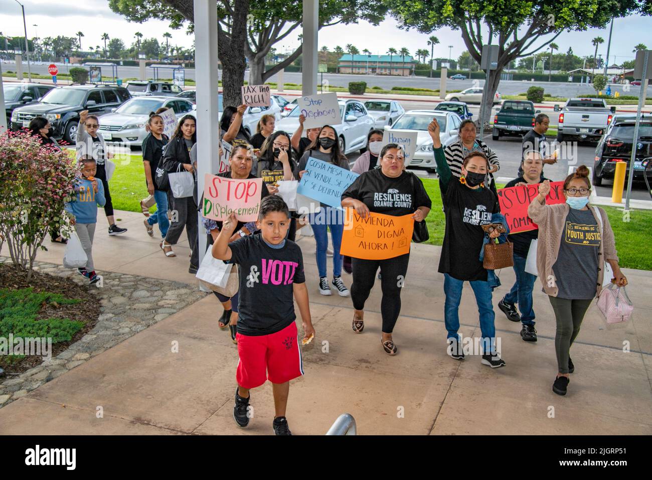 Un groupe majoritairement hispanique de manifestants porte des panneaux appelant au contrôle des loyers à une réunion du conseil municipal de Costa Mesa, en Californie. Banque D'Images