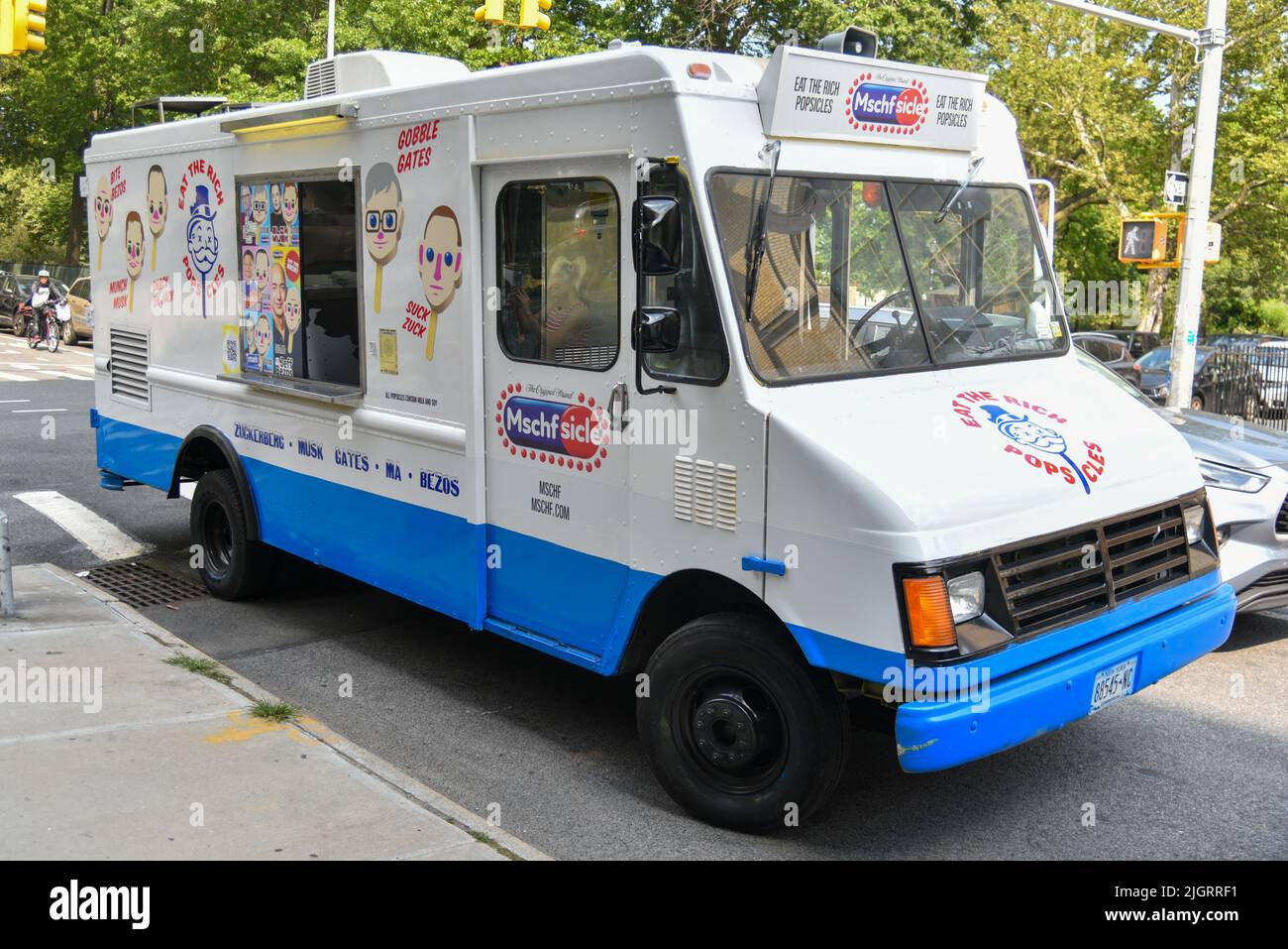 Un camion de glace escamotable, exploité par le Brooklyn arts collective MSCHF, vend des pop