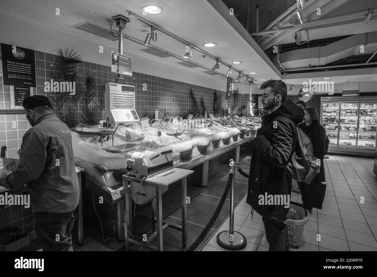 10-24-2016 Paris, France. Acheter des fruits de mer dans un supermarché - file d'attente Banque D'Images