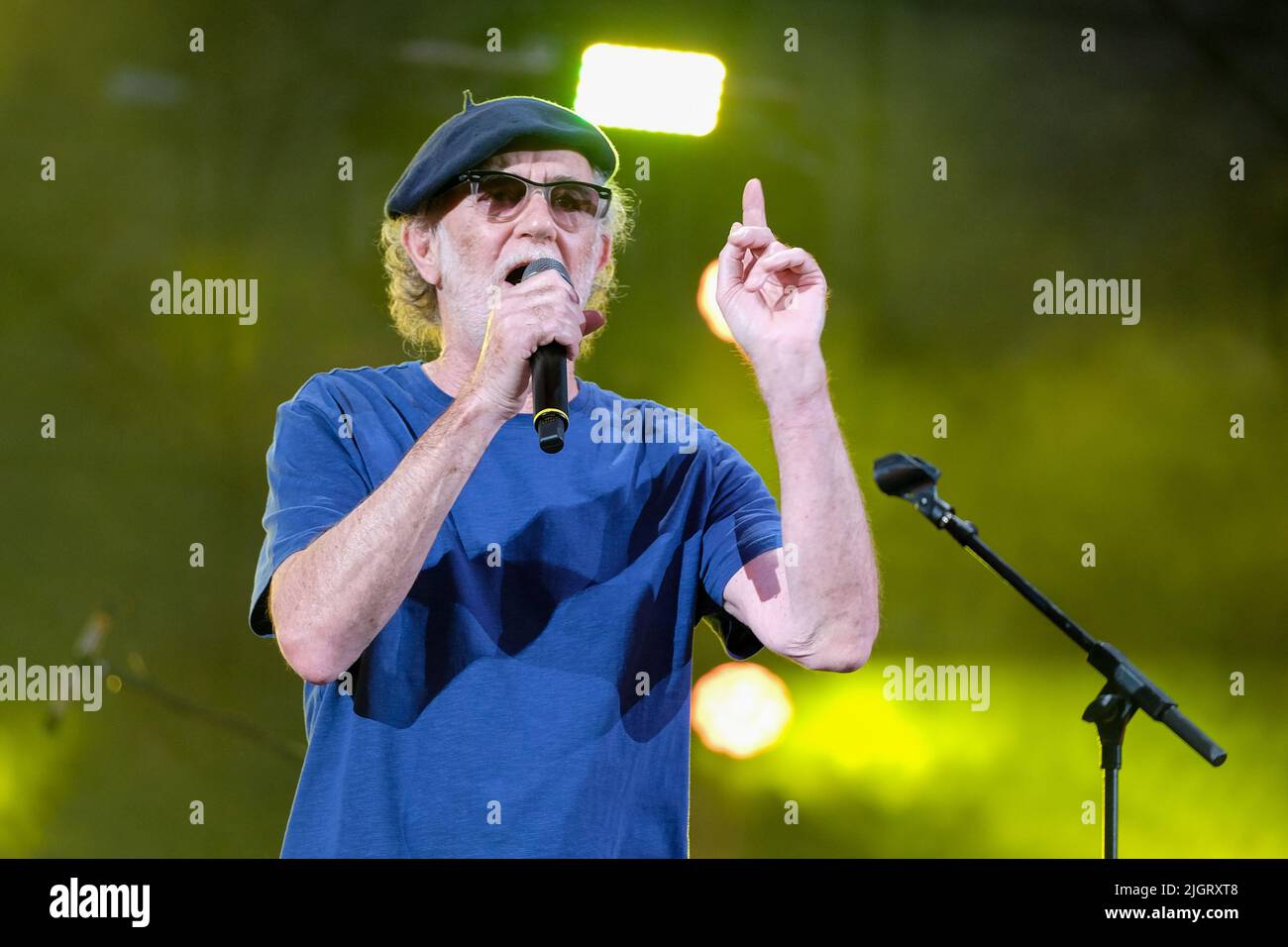 Vérone, Italie. 12th juillet 2022. Les auteurs-compositeurs italiens Antonello Venditti et Francesco de Gregori lors de leurs spectacles en direct à l'Arena di Verona pour célébrer le 50th anniversaire de l'activité. Banque D'Images