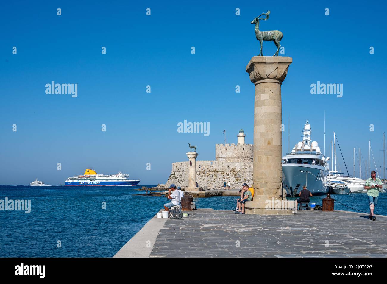 Port de Mandraki à Rhodes, sur l'île de Rhodes, en Grèce. Banque D'Images