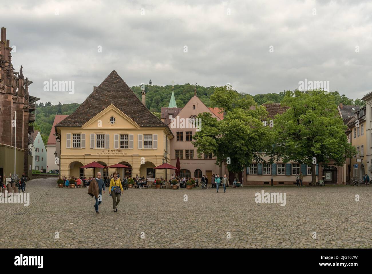 Touristes à la Munsterplatz historique à Fribourg, Allemagne Banque D'Images