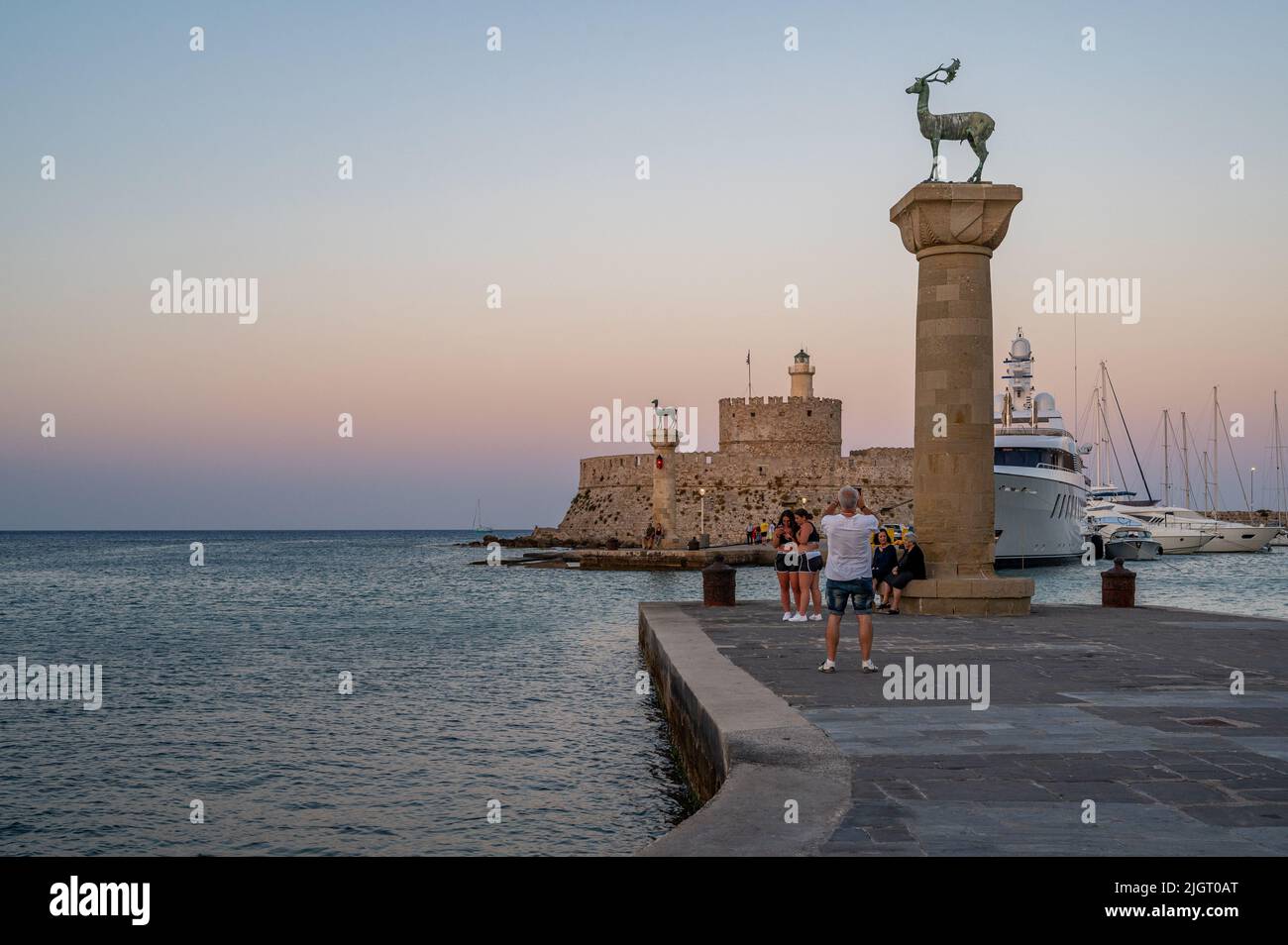 Port de Mandraki à Rhodes, sur l'île de Rhodes, en Grèce. Banque D'Images