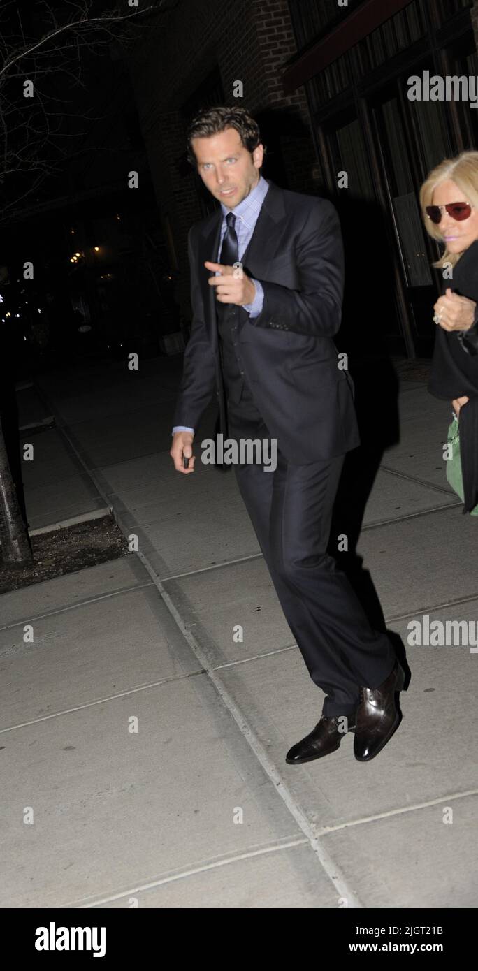Manhattan, États-Unis d'Amérique. 08th mars 2011. NEW YORK, NY - MARS 10: Bradley Cooper est vu dans les rues de New York sur 10 mars 2011 dans la ville de New York. Personnes: Bradley Cooper crédit: Storms Media Group/Alay Live News Banque D'Images