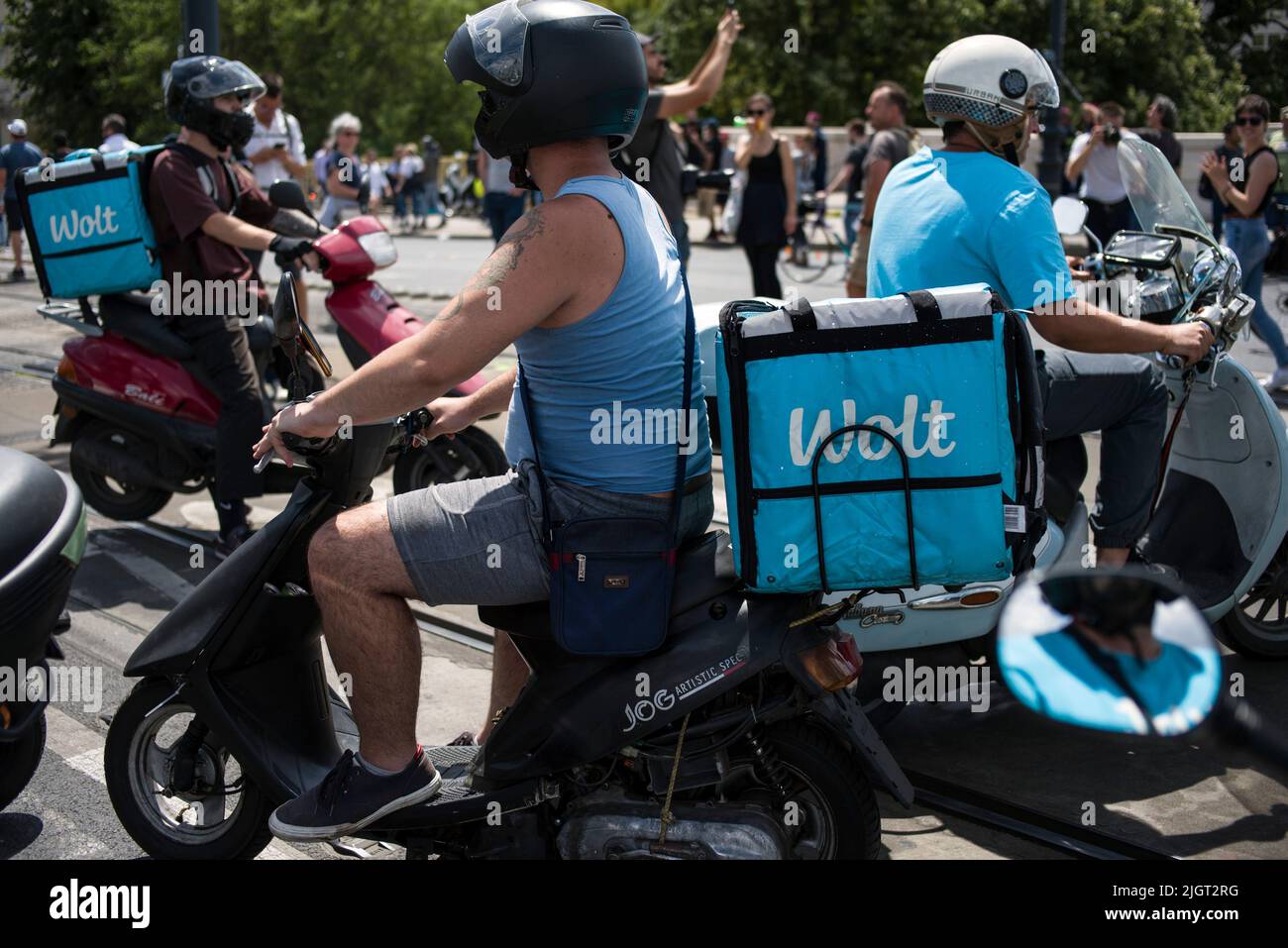 Les livreurs de nourriture WOLT se joignent aux manifestants pendant la manifestation à Budapest. Des centaines de personnes ont protesté contre la modification de la loi sur la taxe Itemized pour les petites entreprises (« KATA » pour le moins en hongrois), Le nouveau projet d'amendement proposé par le gouvernement de Viktor Orban vise à renforcer l'admissibilité à un régime fiscal simplifié auquel de nombreuses petites entreprises ont opté en raison de l'administration allégée et du faible taux d'imposition. Des manifestants bloquent toujours le pont de Margaret sur le Danube, à côté du Parlement. (Photo par Attila Husejnow/SOPA Images/Sipa USA) Banque D'Images