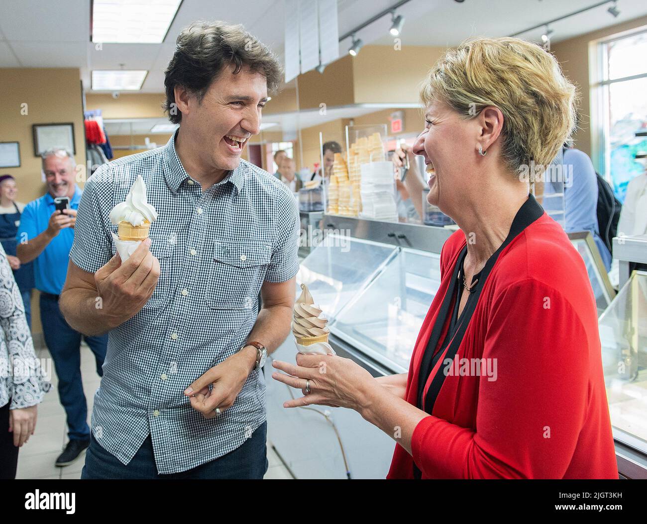 le-premier-ministre-justin-trudeau-rit-avec-la-d-put-e-marie-claude