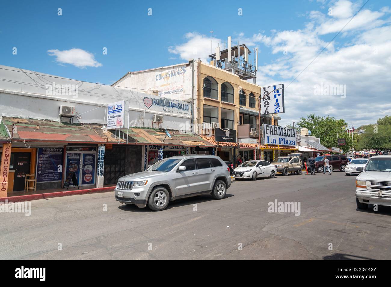 Pharmacie et autres magasins à Nogales, Sonora Mexique. Ville mexicaine au sud de la frontière. Banque D'Images