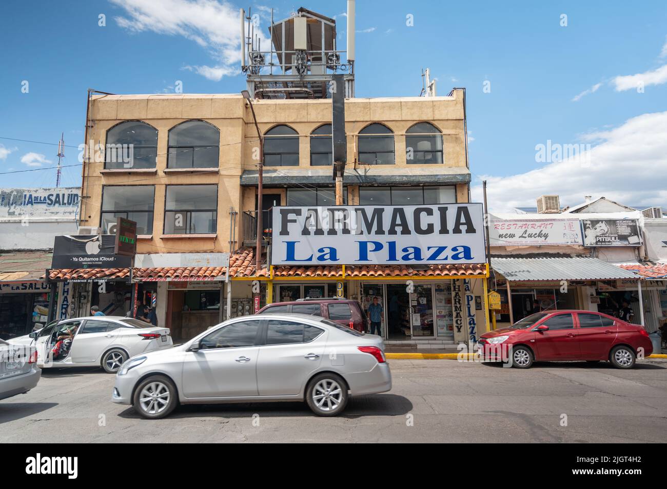 Pharmacie et autres magasins à Nogales, Sonora Mexique. Ville mexicaine au sud de la frontière. Banque D'Images