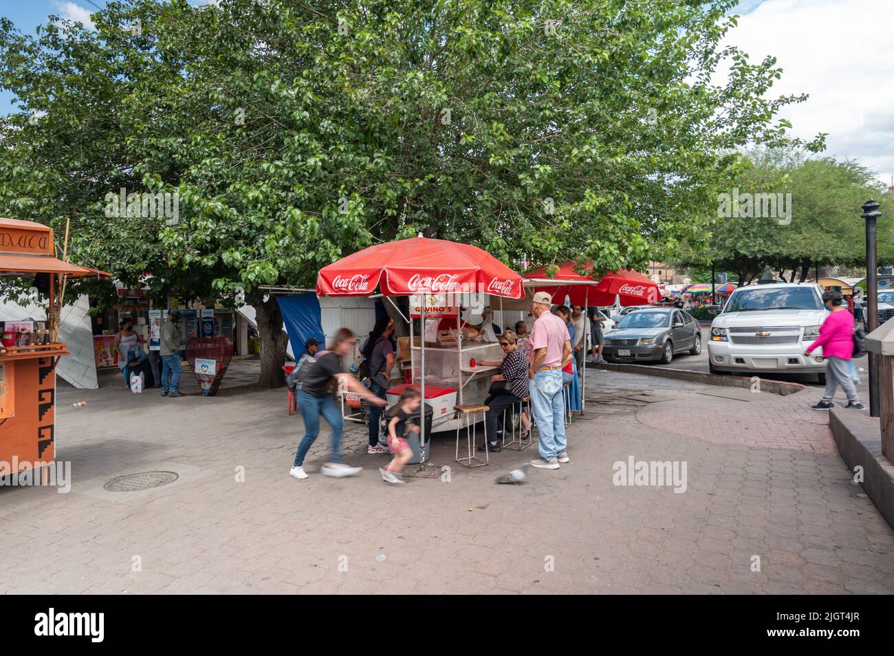 Les gens achètent de la nourriture à des vendeurs locaux pour profiter de la cuisine mexicaine traditionnelle. Banque D'Images