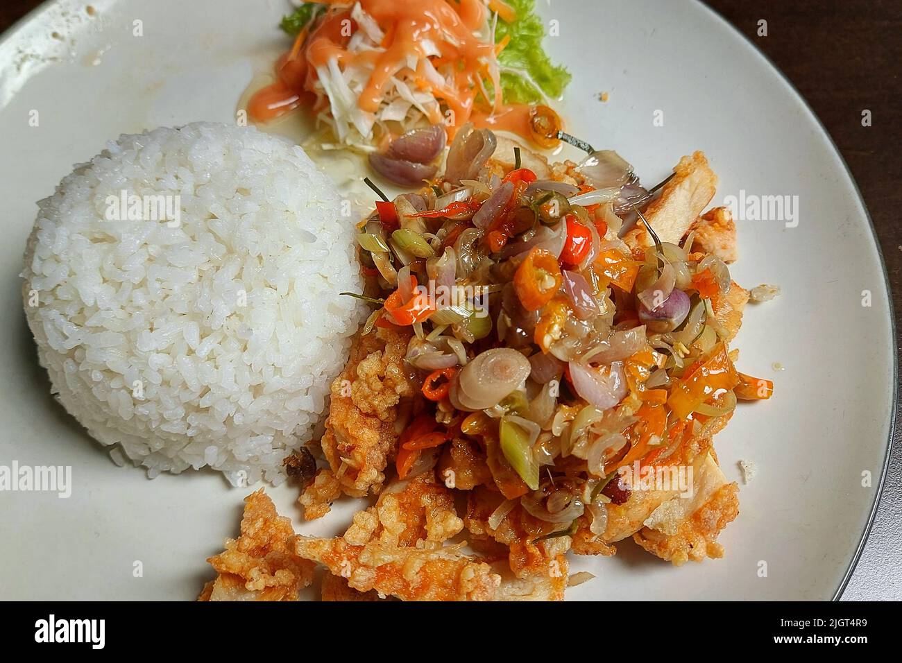 Poulet Katsu Geprek, Ayam Geprek Nasi, café, Punclut, Bandung, Indonésie Banque D'Images