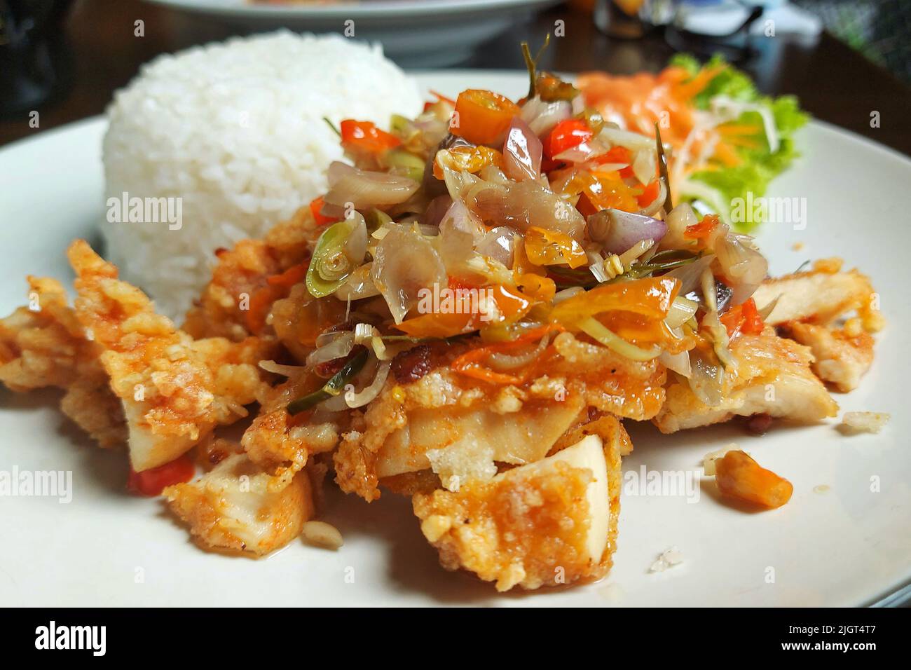 Poulet Katsu Geprek, Ayam Geprek Nasi, café, Punclut, Bandung, Indonésie Banque D'Images