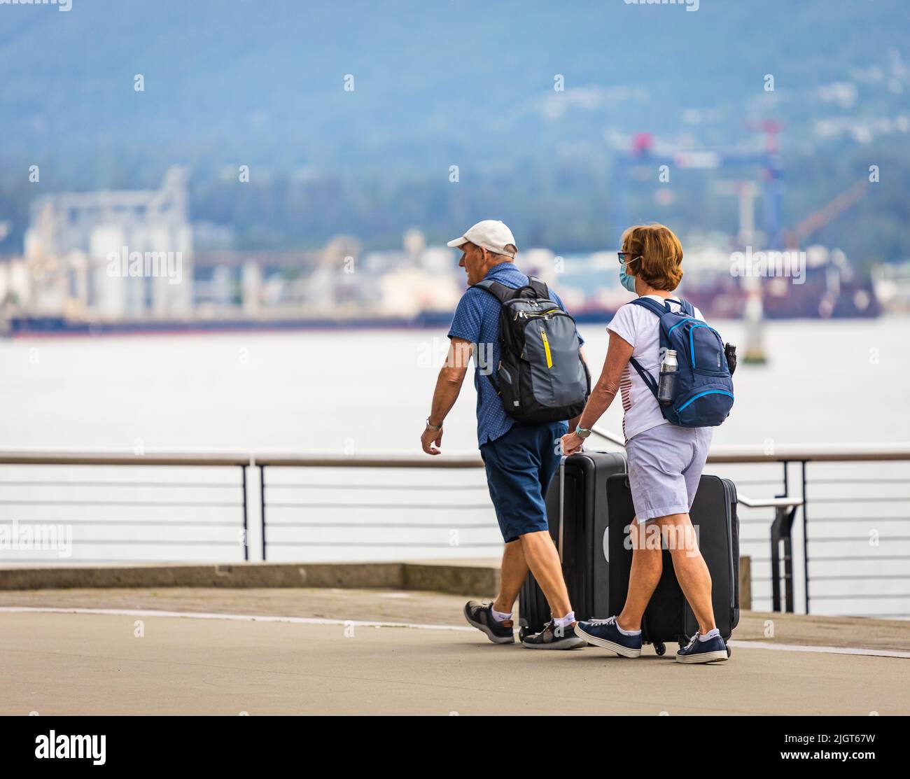 .Concept de voyage et de tourisme. Les voyageurs âgés se coupent avec leurs bagages et leurs sacs à dos dans une ville, voyage de retraite. Vieillissement actif. Vue sur la rue, photo de voyage, Banque D'Images