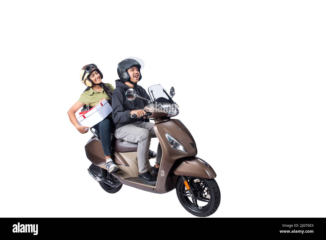 Couple asiatique avec un casque assis sur un scooter et portant une boîte cadeau isolée sur fond blanc Banque D'Images