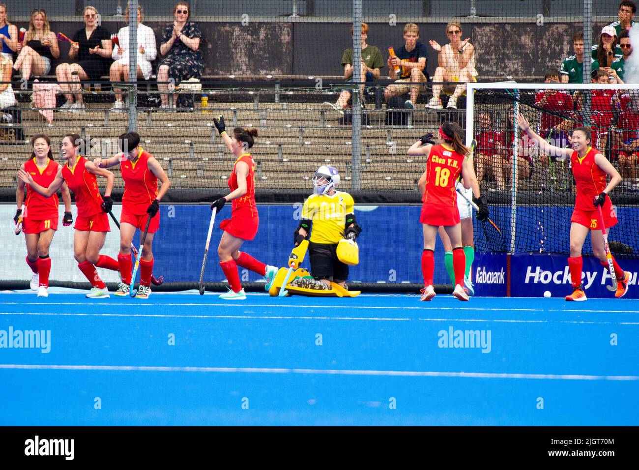 Amsterdam, pays-Bas. 12th juillet 2022. Les joueurs de Chine célèbrent le score lors du match de la coupe du monde des femmes de hockey de la FIH 2022 entre la Chine et l'Irlande à Amsterdam, aux pays-Bas, au 12 juillet 2022. Credit: Sylvia Lederer/Xinhua/Alamy Live News Banque D'Images