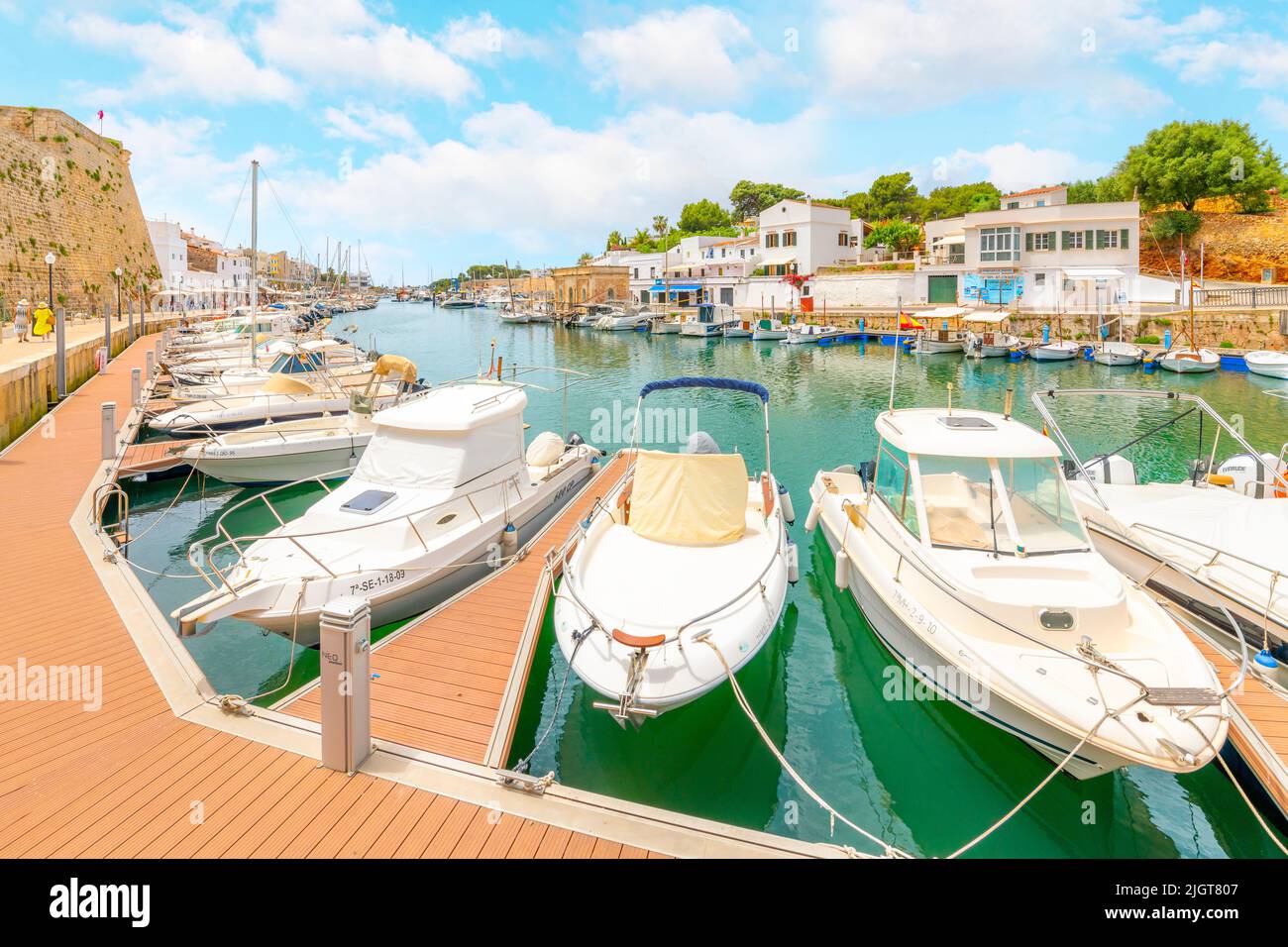Des bateaux bordent le port de plaisance pittoresque de Ciutadella de Menorca, en Espagne, une petite île des Baléares dans la mer Méditerranée. Banque D'Images