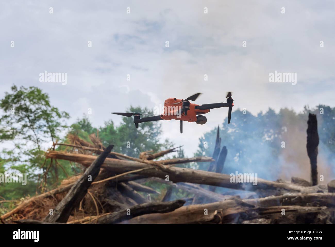 Les pompiers suivent le feu dans les arbres de la forêt avec un drone Banque D'Images